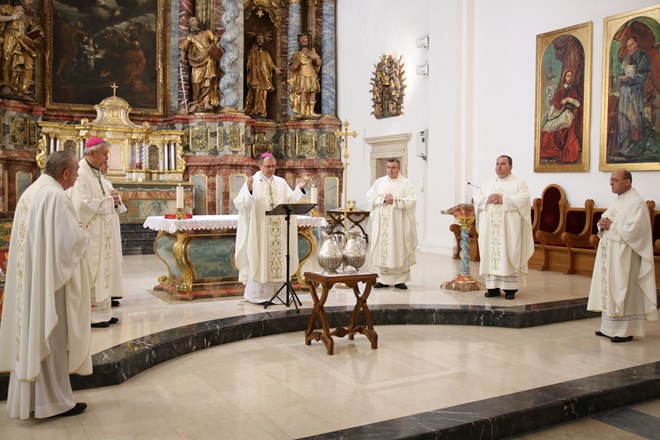 Biskup Radoš u varaždinskoj katedrali na Veliki četvrtak predslavio Misu posvete ulja